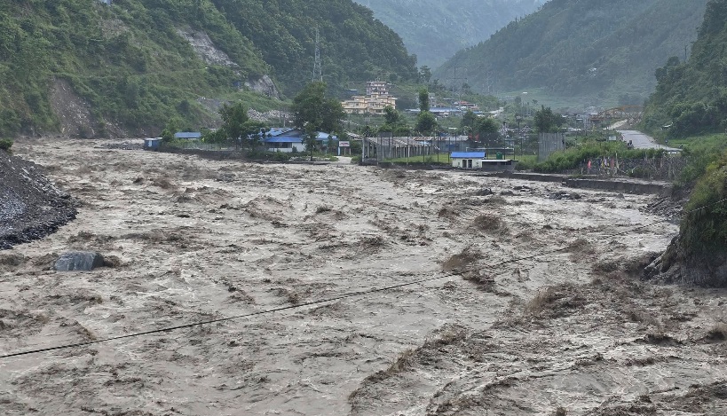 भोटेकोशीको बाढीले नागढुंगादेखि भरतपुरसम्मको सडक बन्द